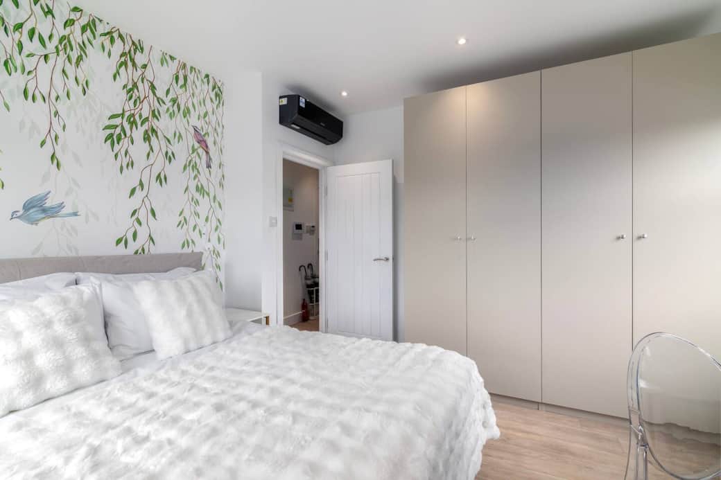 Large wardrobe, nice decoration, comfortable sleeping. Hypoallergenic and down pillows. Air conditioning. 
9-Zone Pocket Sprung Mattress with Memory Foam and Tencel Fabric - Orthopaedic Mattress - Thickness: 9.4 Inch