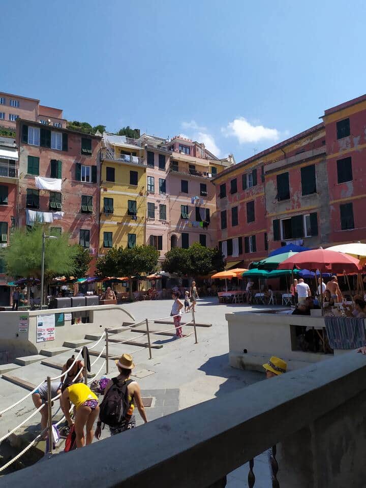 Vista sulla piazza Marconi con i suoi ristoranti.