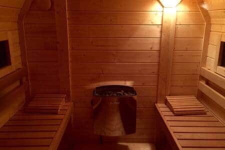 Gartensauna: genug Platz für 2-4 Personen // Garden Sauna: enough space for 2-4 people