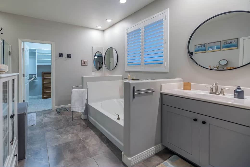 Master Bedroom Bathroom 1/4