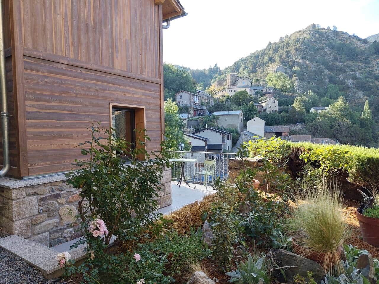Terrasse avec vue sur le vieux village.