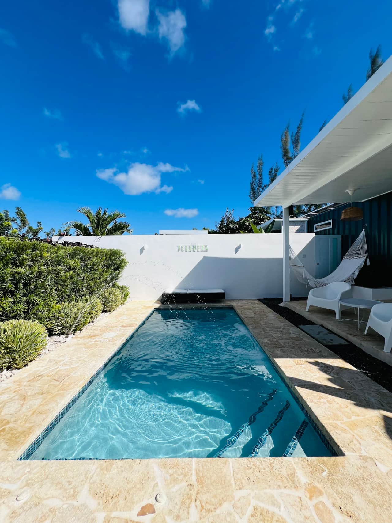 Piscina, vista desde la ducha exterior.