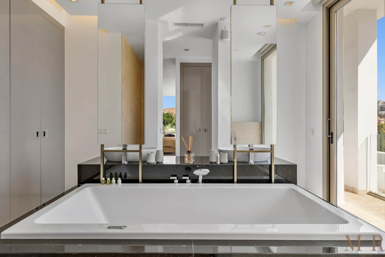 Modern bathroom.