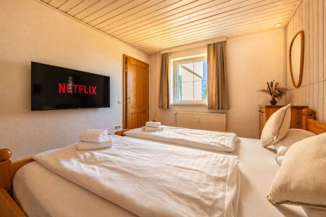 Schlafzimmer mit Netflix Smart TV und Doppelbett, Berglodge Hochrindl Ferienwohnung Kärnten