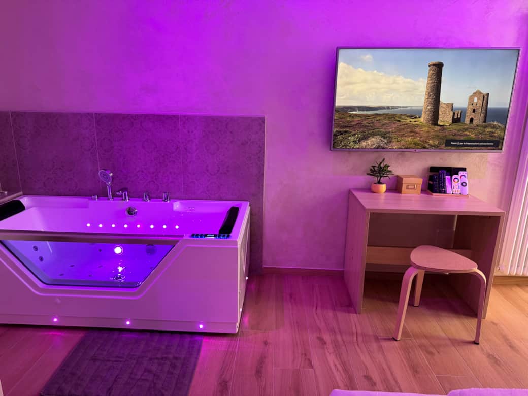 Jacuzzi in camera. Design moderno e dettagli pensati per il comfort.