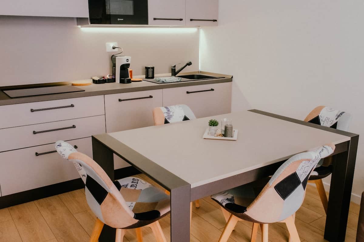 Tvolo da pranzo allungabile con quattro sedie imbottite