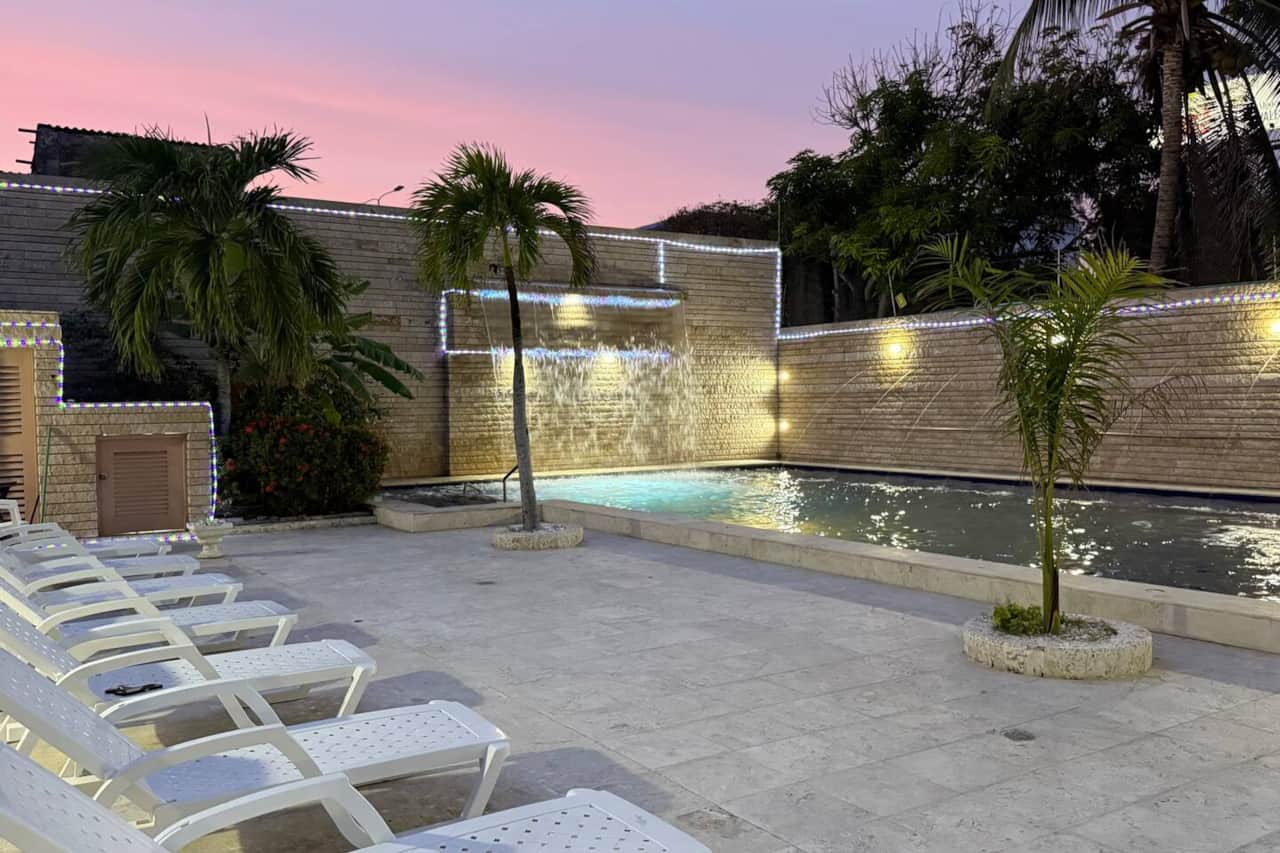 Vista piscina atardecer 