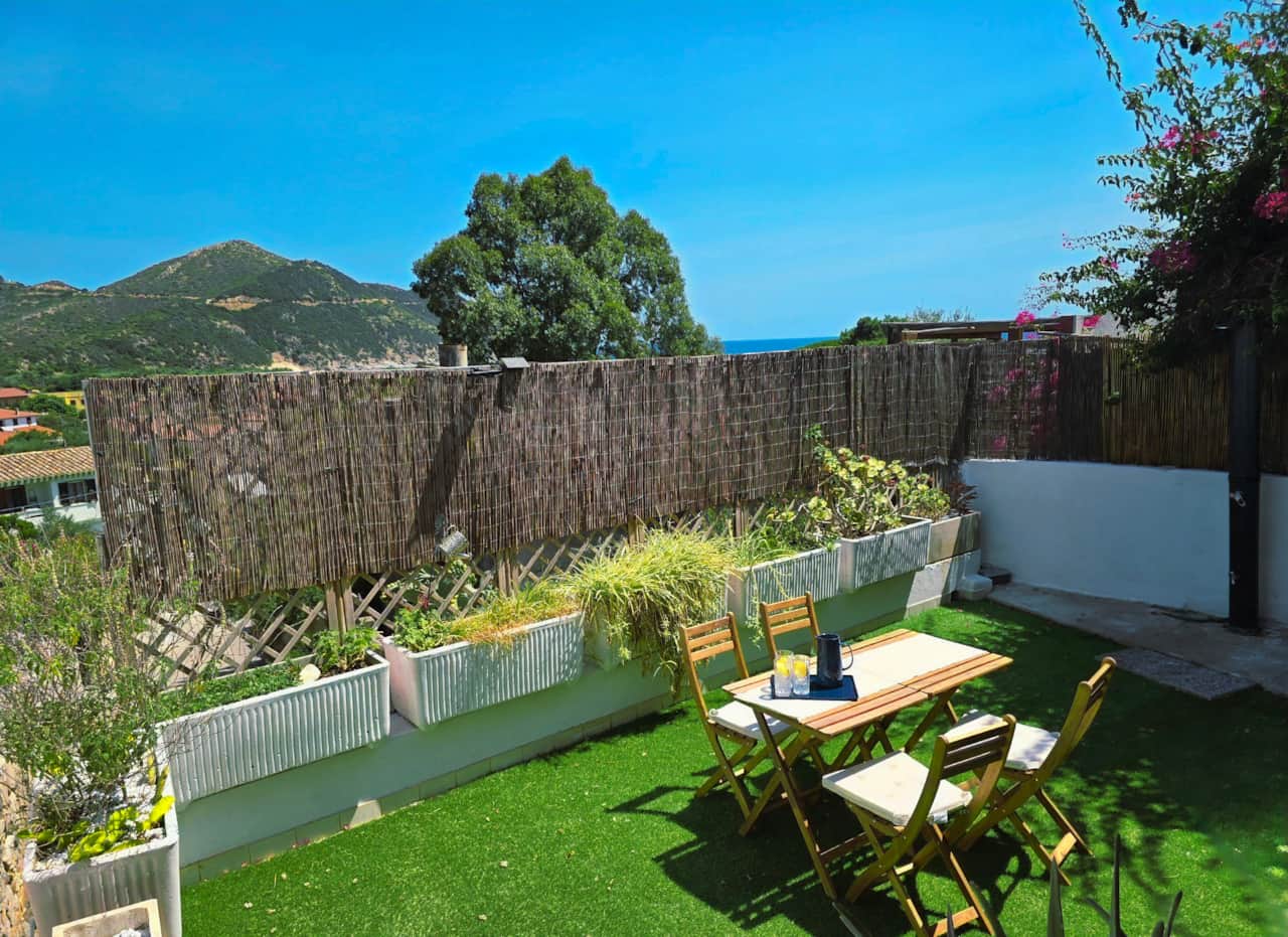 Enclosed private garden terrace in Solanas