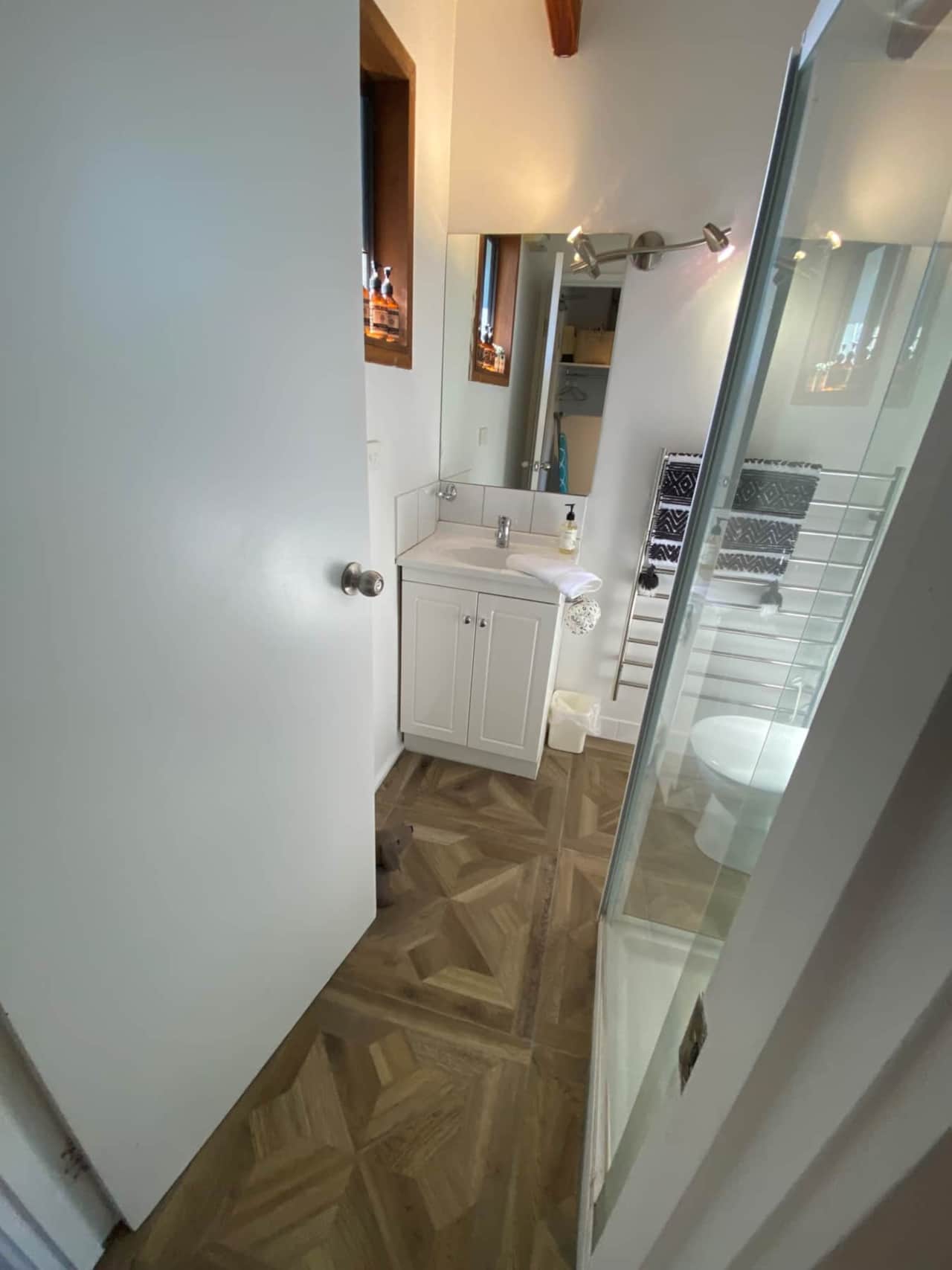 Elm Queen Suite Bathroom New