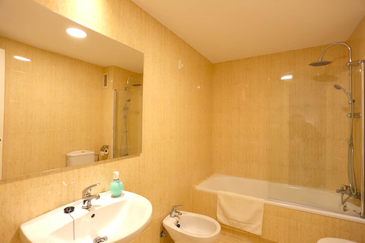 Master bedroom bathroom en-suite ALCAZABA Málaga City Apartment HOMINGBOOK