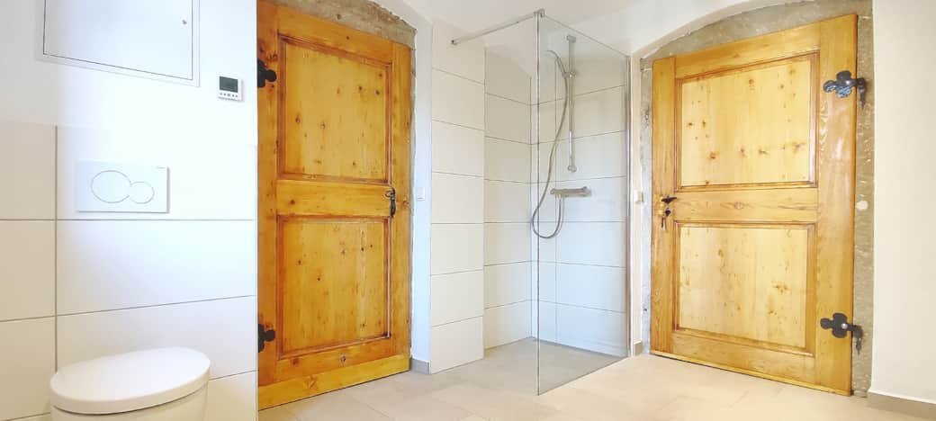 Badzimmer mit ebenerdiger Dusche