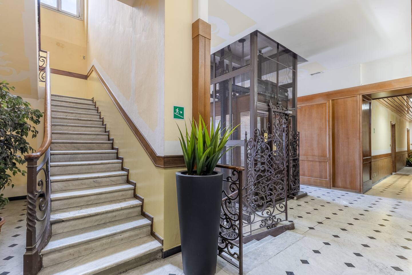 Ascensore che porta fino al piano 4, poi è necessario salire una rampa di scale a piedi