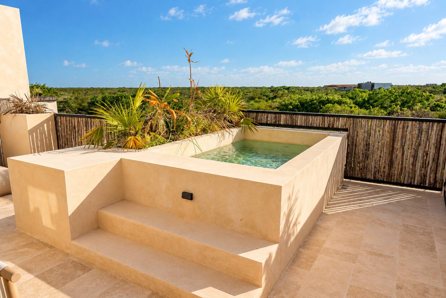 Disfruta tu propia alberca privada en tu terraza privada, con vista a la increíble selva de Tulum: el lugar perfecto para refrescarte, relajarte y disfrutar las vistas.