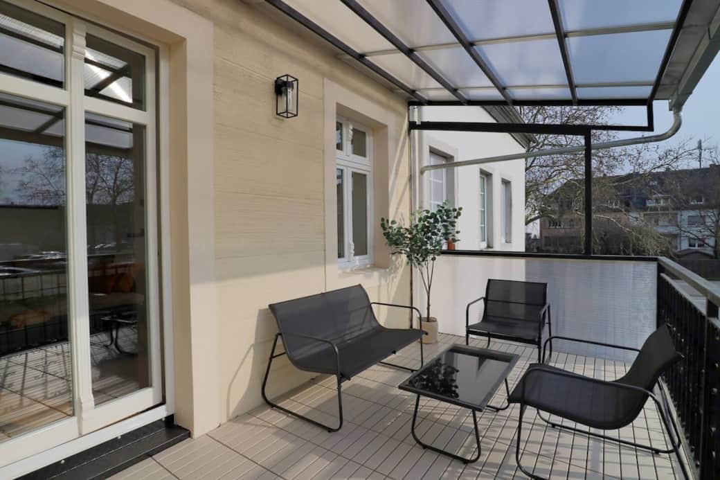 Balkon mit Sitzgelegenheit 