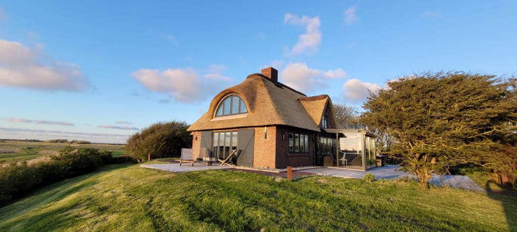 House with terrace and conservatory