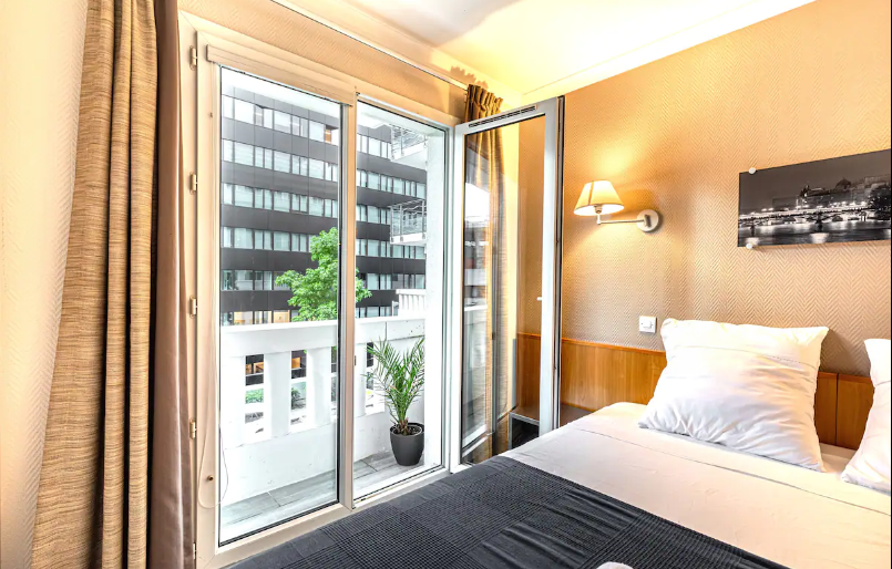 Chambre calme et lumineuse