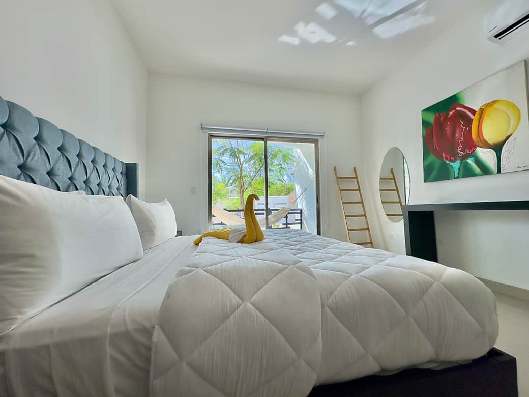 Chambre avec lit king size, salle de bain attenante et balcon avec hamac. Chambre avec lit king size, salle de bain attenante et balcon avec hamac.