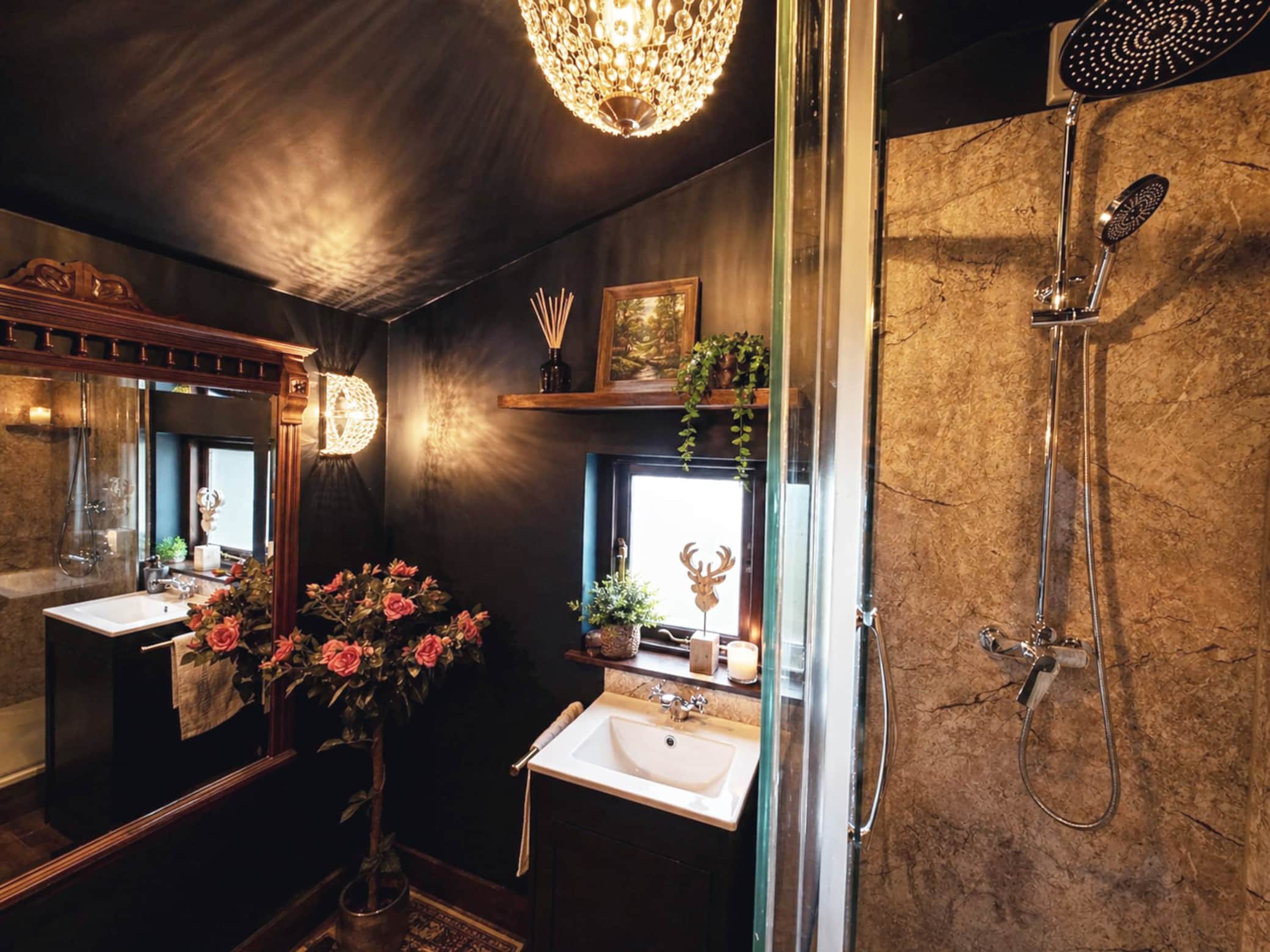 An additional shower room next to the Hot tub for convenience during group stays