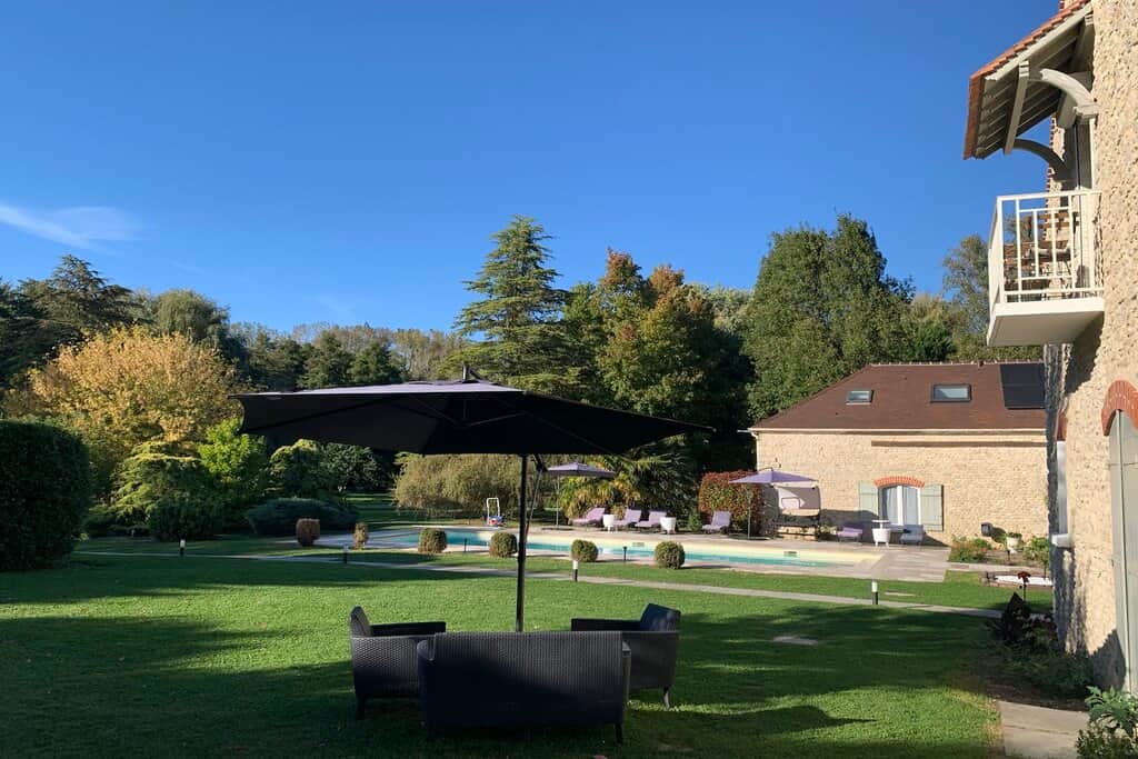 Domaine des rives d'Ormoy Athamante  vu piscine jardin