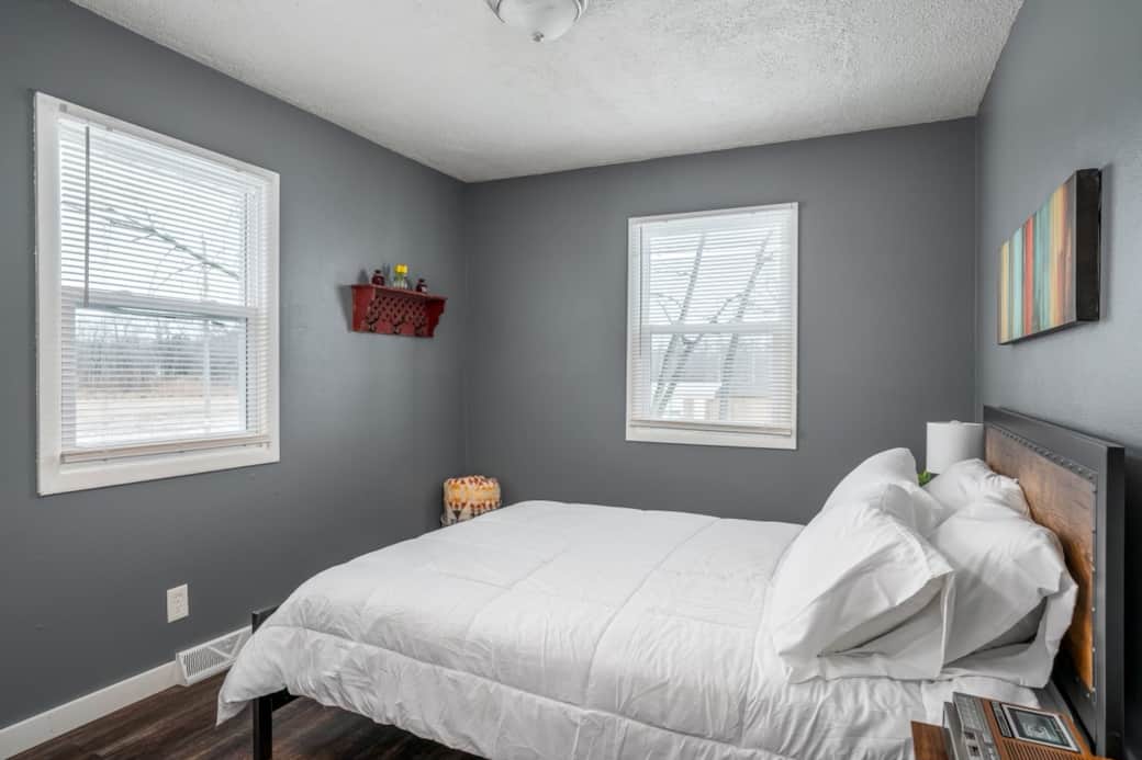 Master bedroom. Queen bed with Twin roll-away. Master bedroom. Queen bed with Twin roll-away.