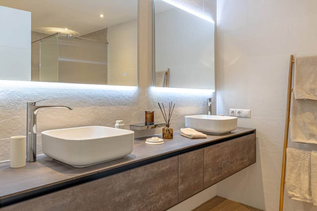 Bathroom en suite with luxe furniture