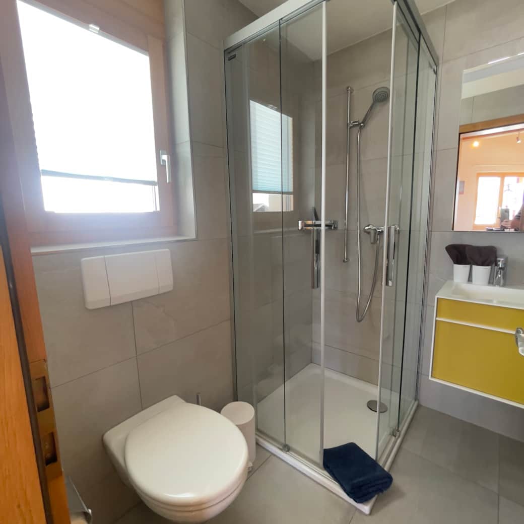 Badezimmer mit Dusche