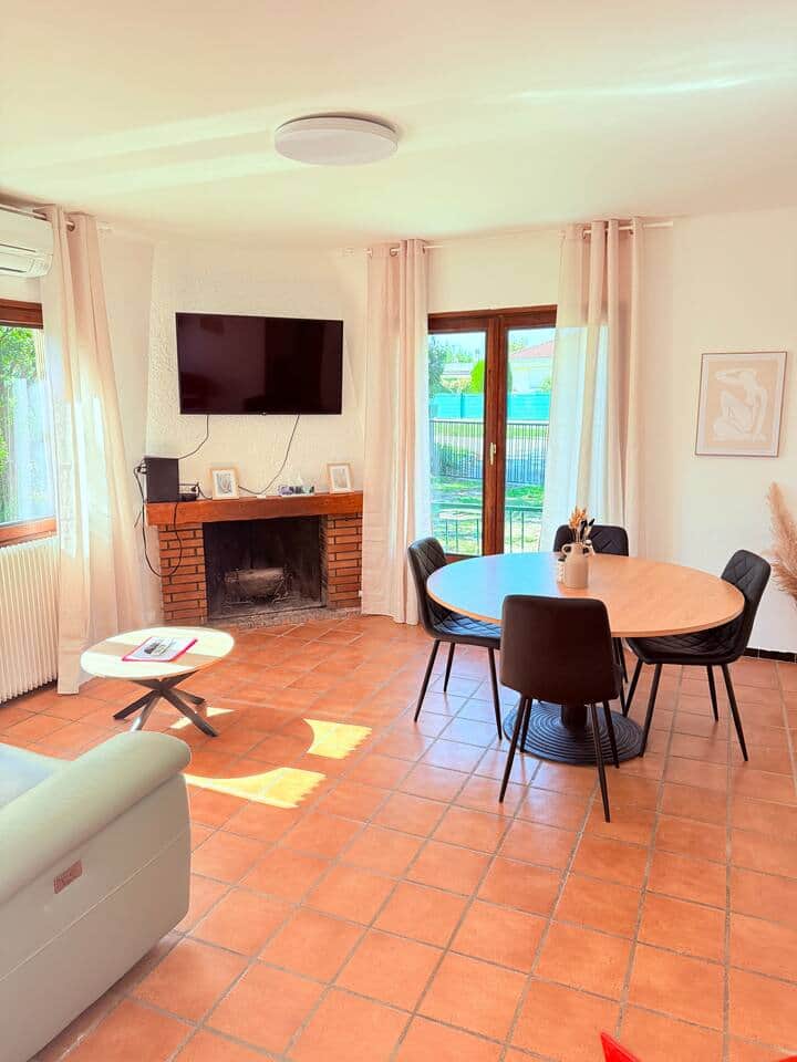Salon cosy , alliant l’ancien avec des touches de modernité . Salon cosy , alliant l’ancien avec des touches de modernité .
