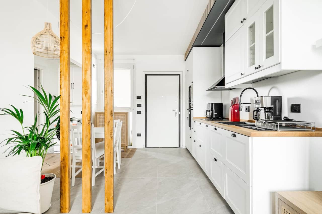 Living moderno e accogliente, con Smart TV, divano letto, e dettagli architettonici di pregio che rendono unico l'ambiente