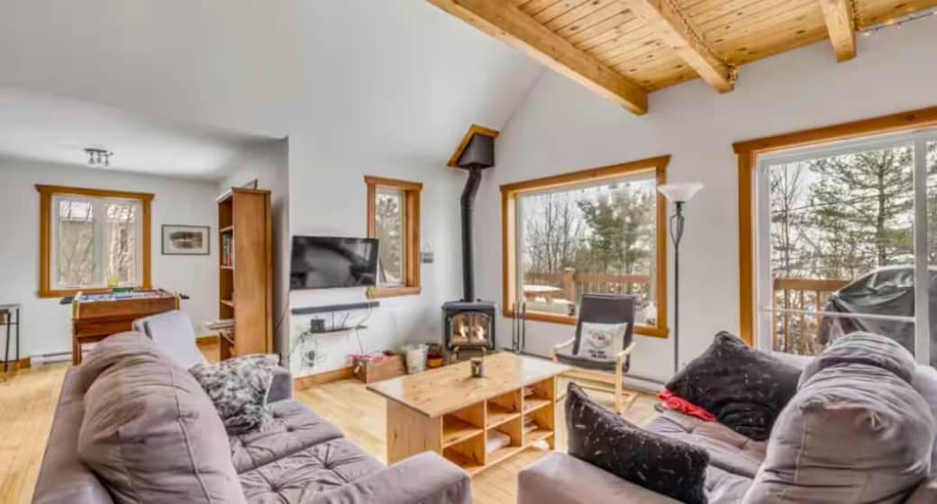 Très spacieux et convivial, le salon est à ère ouverte sur la salle à manger, cuisine, espace de travail et mezzanine avec table de billard. C'est une joie de se réunir dans cet espace invitant très fenestré. Très spacieux et convivial, le salon est à ère ouverte sur la salle à manger, cuisine, espace de travail et mezzanine avec table de billard. C'est une joie de se réunir dans cet espace invitant très fenestré.