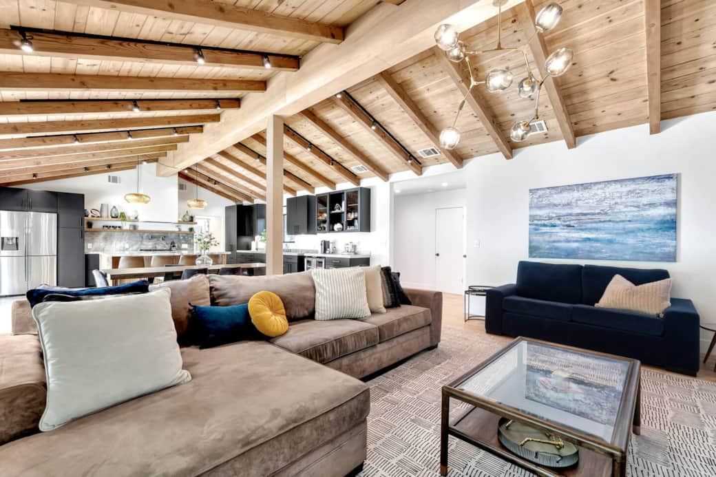 Spacious living room 