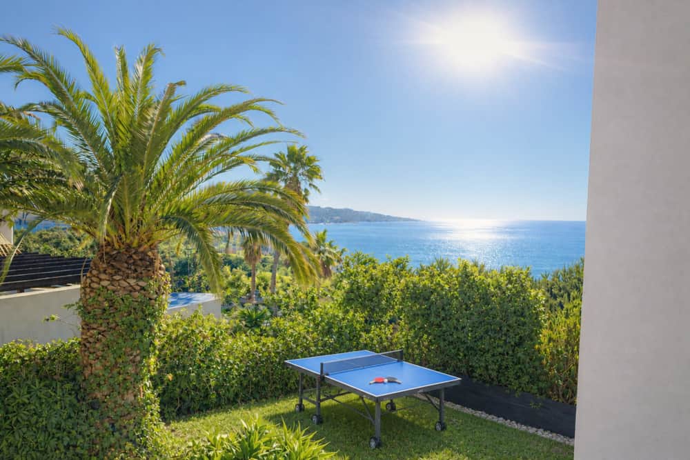 Lawn and ping-pong table of Villa Luz Bliss facing the sea