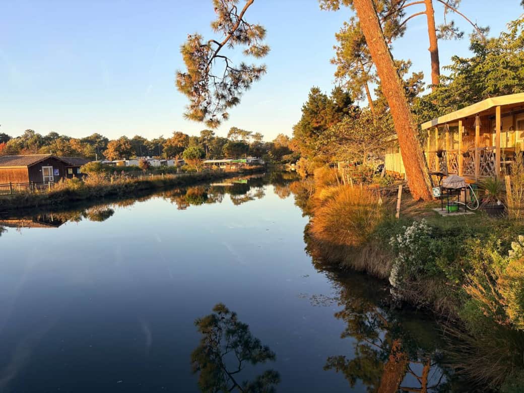 Canaux intérieur dans le camping