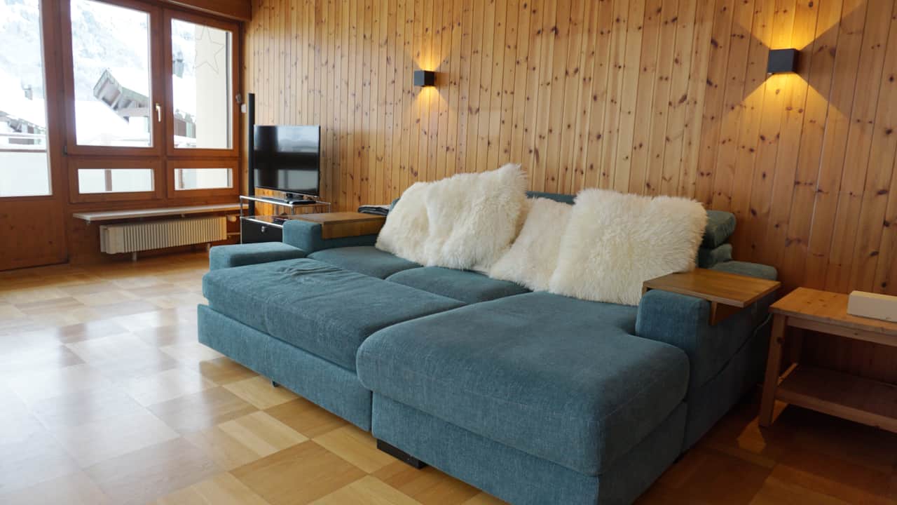 Pure relaxation on the huge sofa lounge in the Titlis Lodge Engelberg.