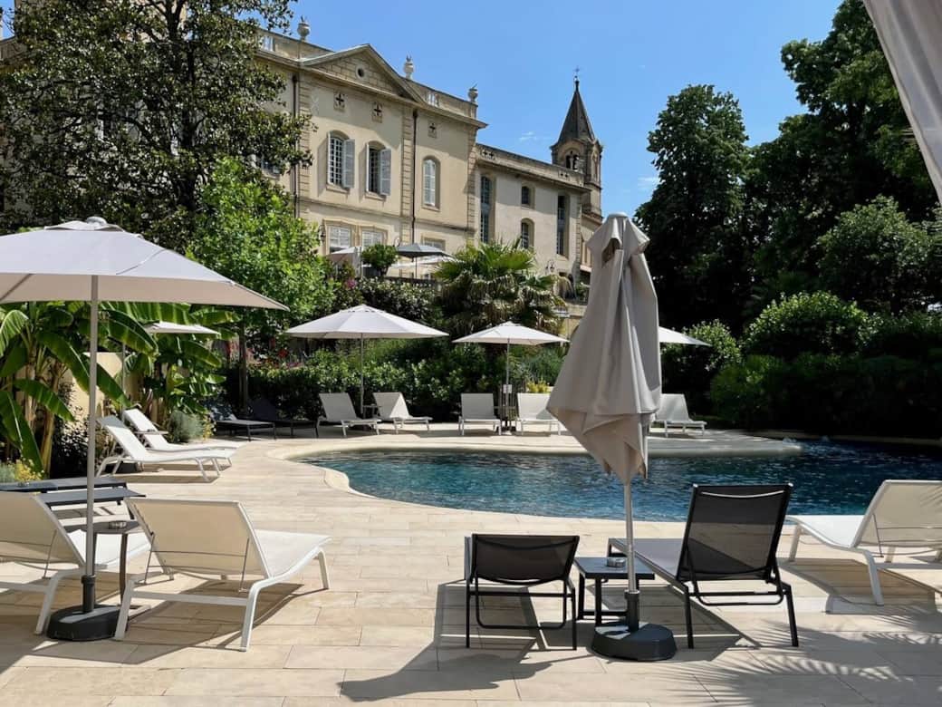 Piscine, transats, parasols, tables basses Château de Collias