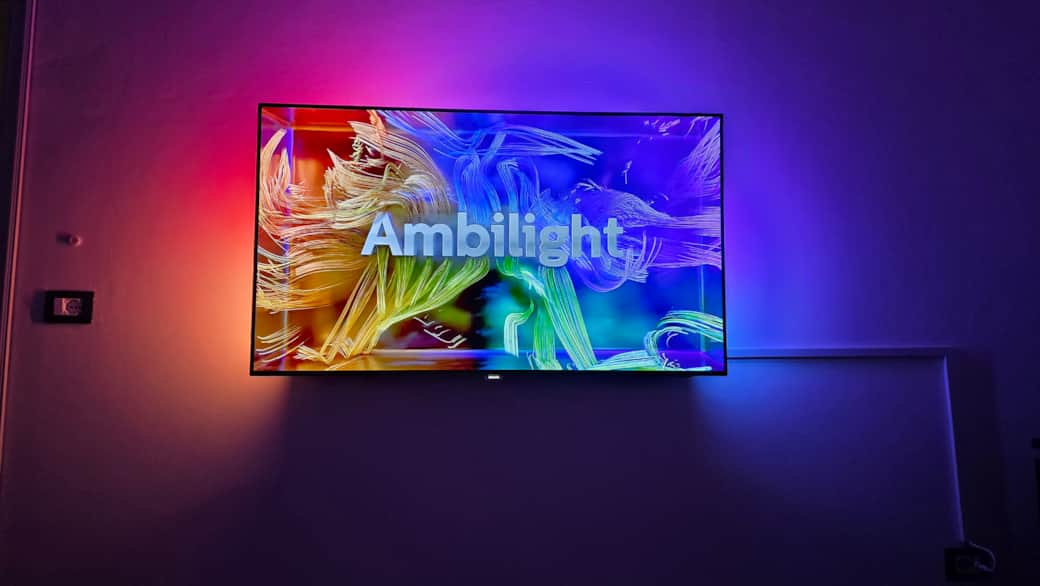 Comfortable living room in Chieti: Enjoy our 55" OLED Ambilight TV for cozy rainy evenings.