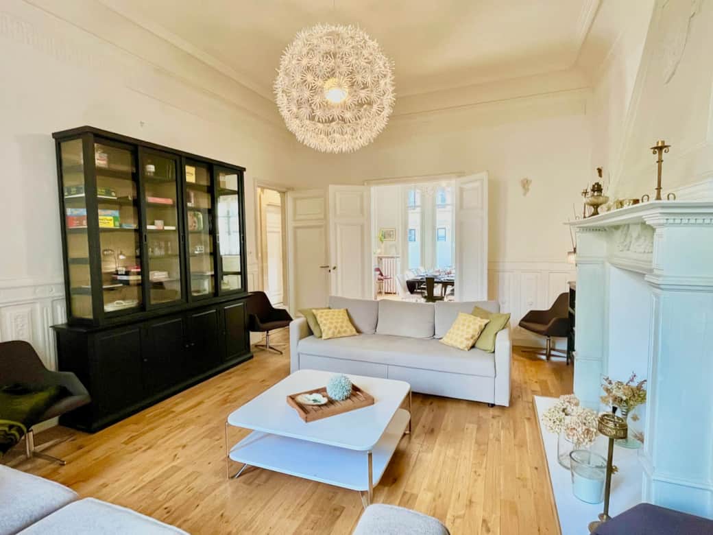 Le salon de L'Hôtel Particulier des Anges à Reims par La Conciergerie Des Sacres