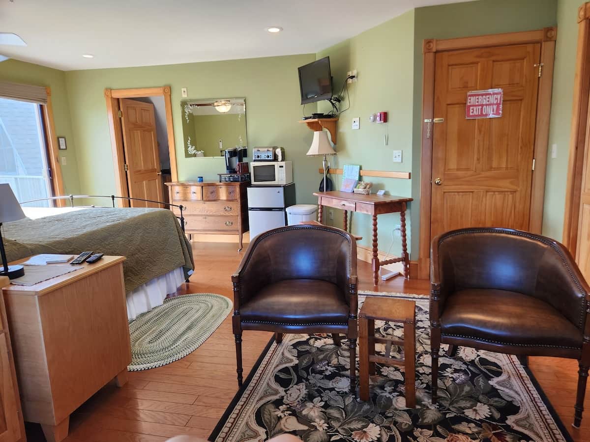 Seating area, with dining table, mini fridge, microwave, toaster, and Keurig 