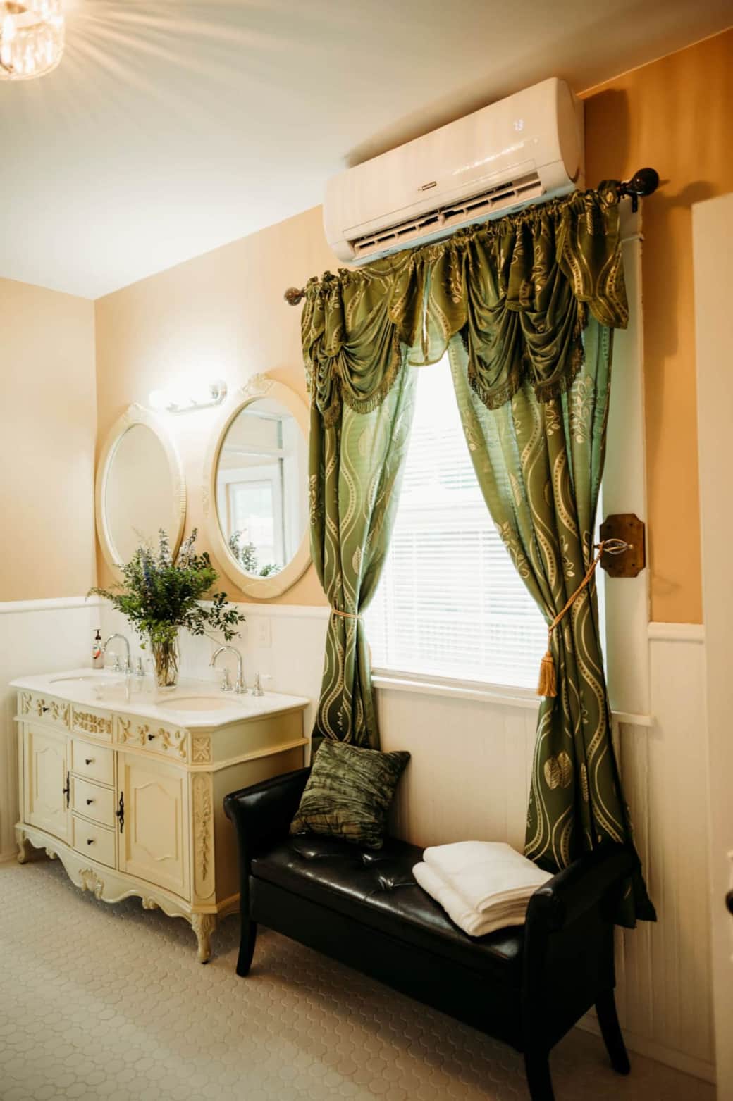 Emerald Suite - Private Bath Emerald Suite - Private Bath