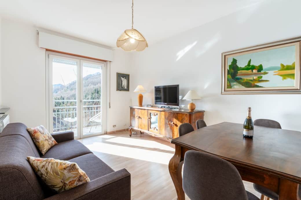 Luminoso soggiorno con divano letto, tv e tavolo da pranzo. Il cuore della casa dove passare bei momenti in compagnia