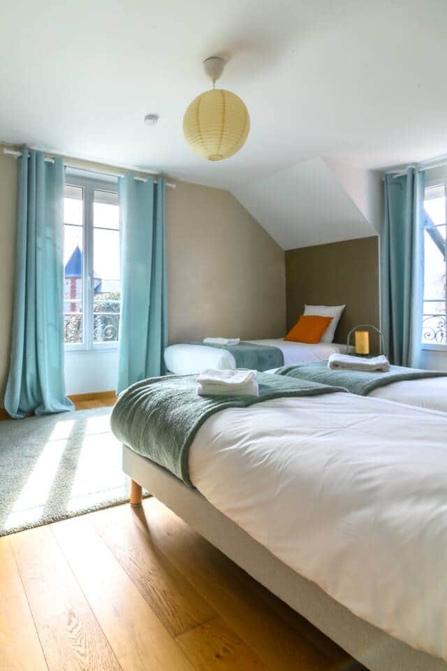 Chambre avec lit twin, 1 lit single et dressing privatif au premier étage