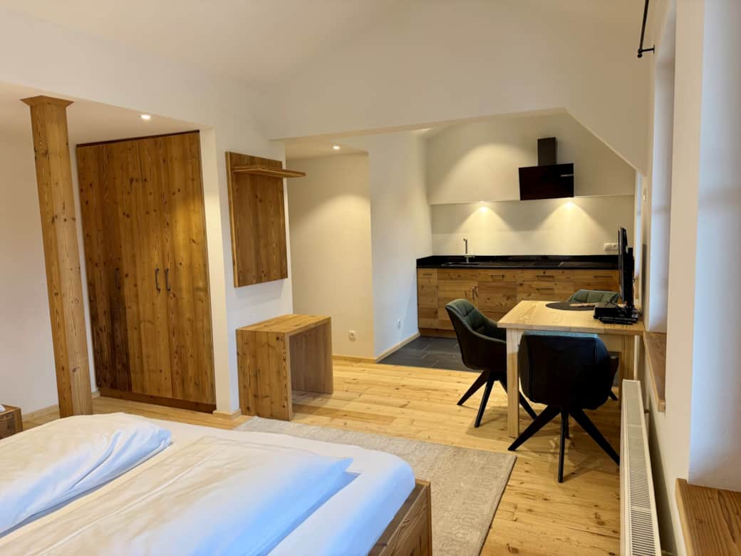 ferienwohnung-Wohn-Essbereich- neufahrn, alpenstil