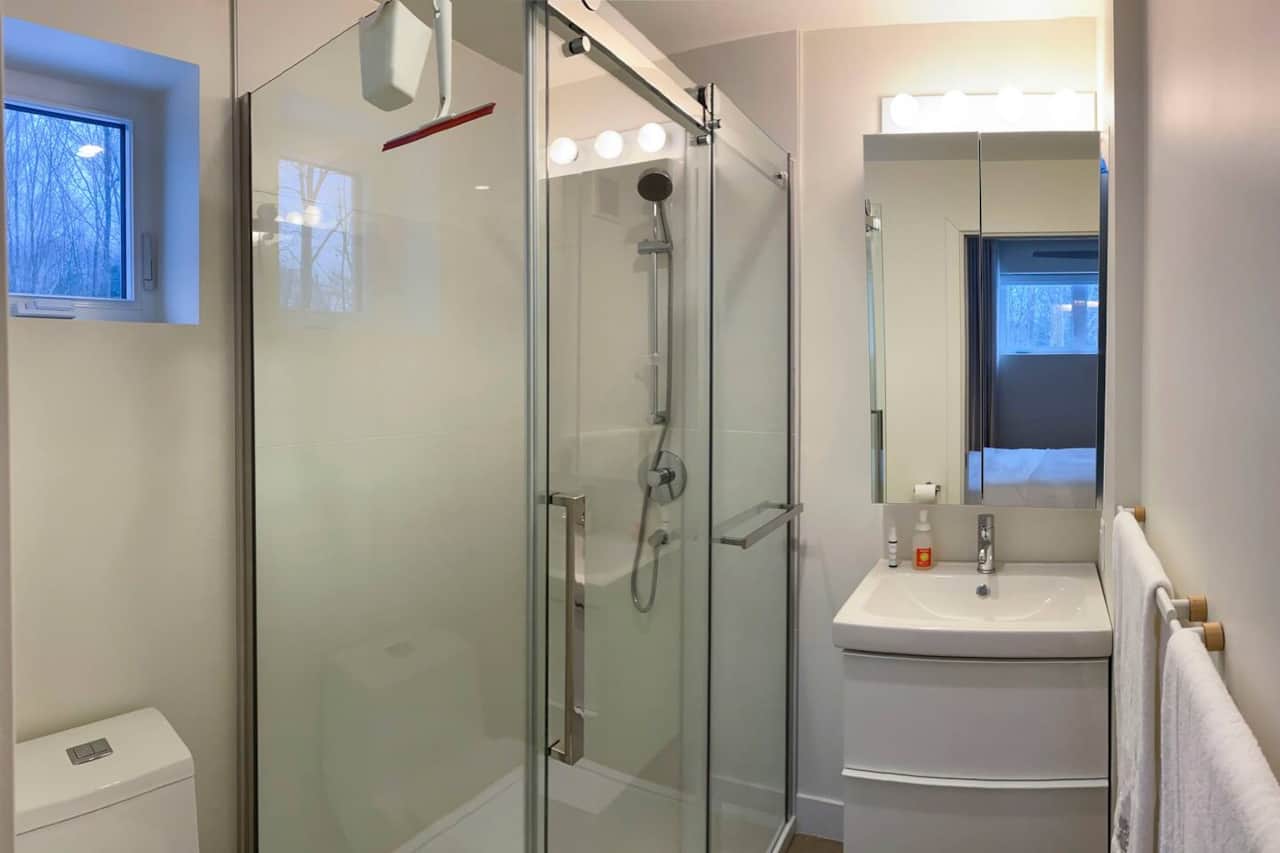 Salle de bain privée avec douche et toilette/bidet.