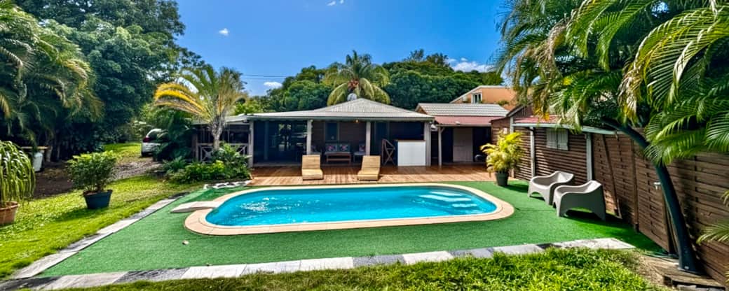 La villa Botanica. Vue du jardin et de la piscine