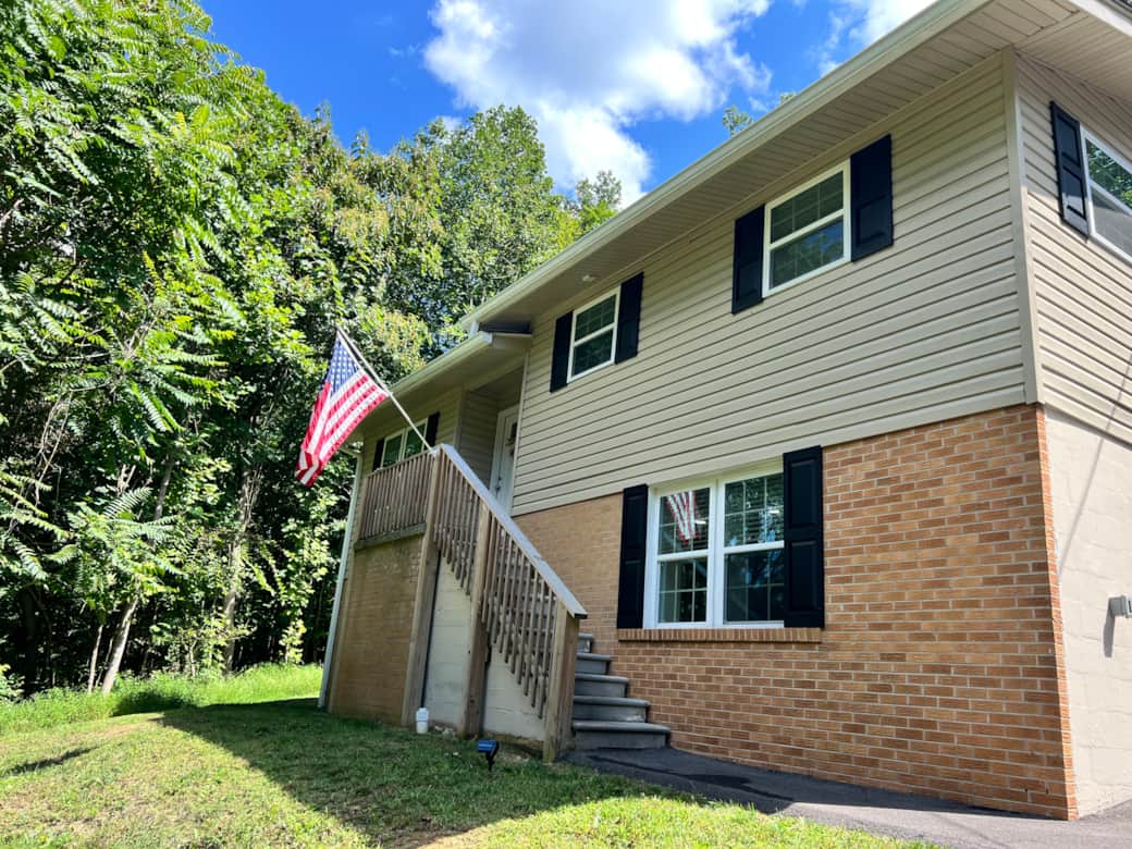 A spacious, cozy mountain getaway just outside Johnson City, Tennessee — perfect for families, friends, and relaxing weekends in the woods. A spacious, cozy mountain getaway just outside Johnson City, Tennessee — perfect for families, friends, and relaxing weekends in the woods.