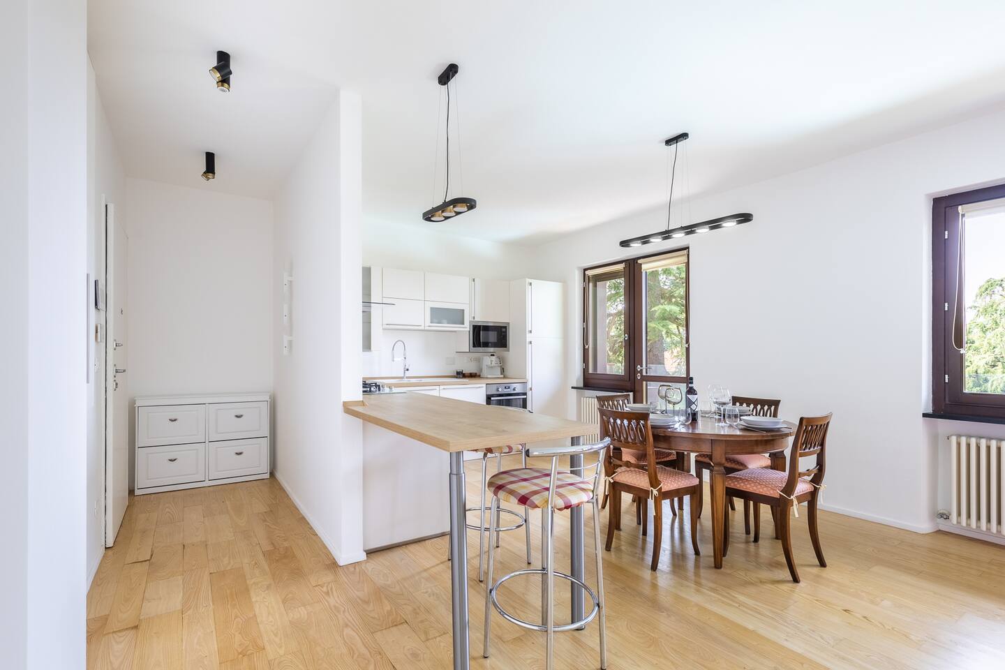 Ingresso con Porta Blindata e Zona Pranzo adiacente alla Cucina