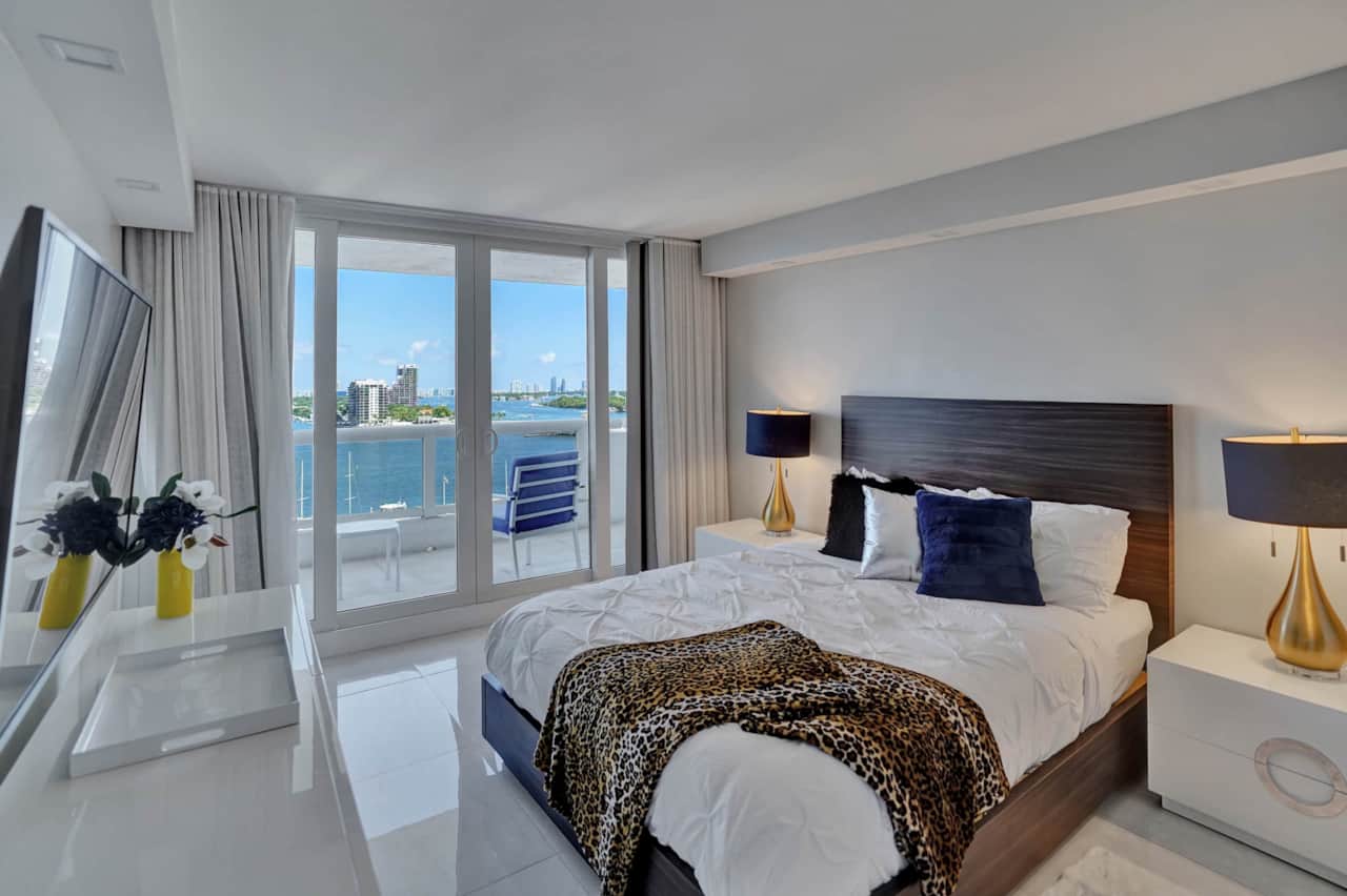 2nd bedroom, queen bed, cable tv, balcony access