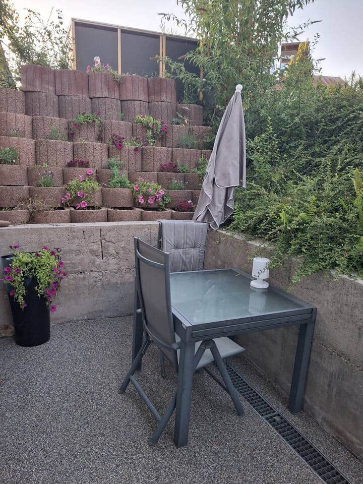 Vor der Ferienwohnung gibt es ein Sitzbereich für ein schönes Frühstück oder Abendessen. 