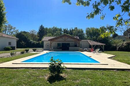 Le cœur de la propriété: une grande piscine et ses équipements.