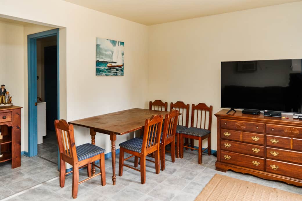 Dining Area + Flatscreen Smart TV Dining Area + Flatscreen Smart TV