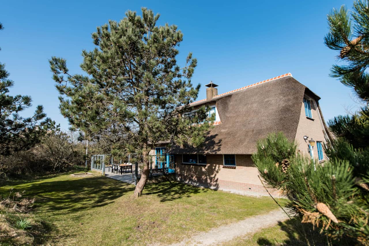 Villa Duinhoeve hat ein geräumiges Haus und Garten